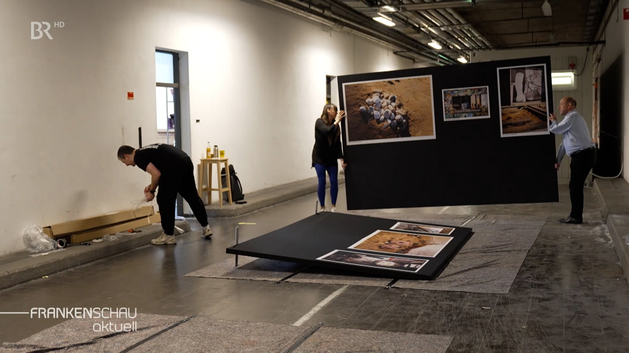 Drei Freunde bauen ihre Ausstellung zum Hamas-Anschlag am 7. Oktober auf.