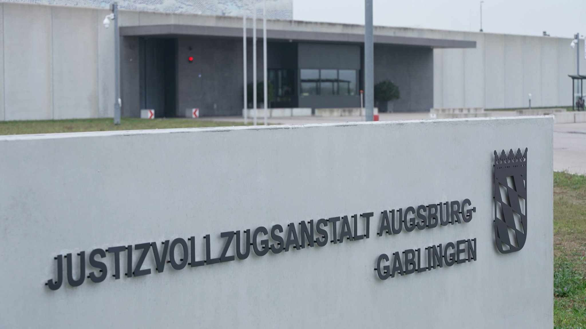 Schwere Vorwürfe gegen mehrere Bedienstete der Justizvollzugs-Anstalt Augsburg-Gablingen: Sie sollen Gefangene misshandelt haben.