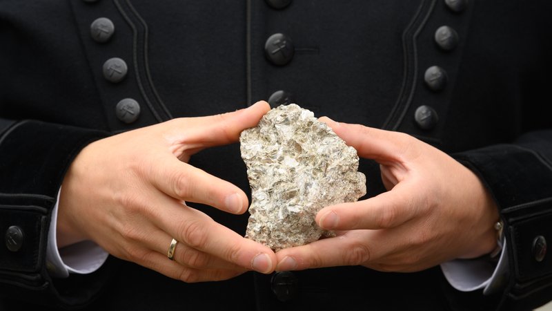 Ein Stück mit Lithium durchsetztes Stück Erz | Bild: picture alliance/dpa/dpa-Zentralbild | Robert Michael Ein Stück mit Lithium durchsetztes Stück Erz