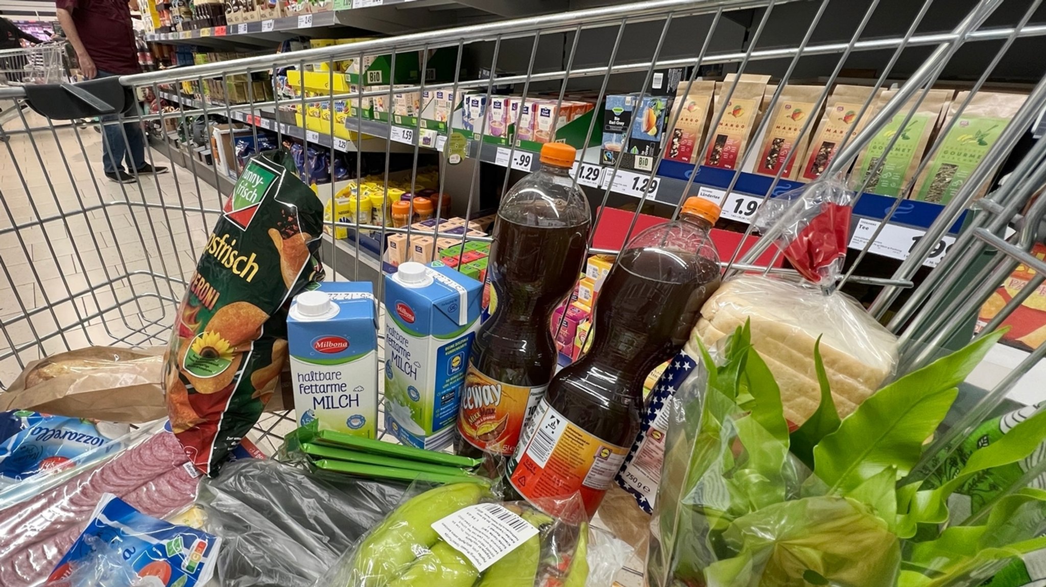 Gefüllter Einkaufswagen im Supermarkt