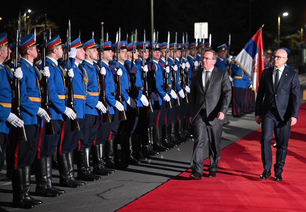 Boris Pistorius (l, SPD), Bundesminister der Verteidigung, wird von Milos Vucevic (r), Verteidigungsminister von Serbien, mit militärischen Ehren empfangen.