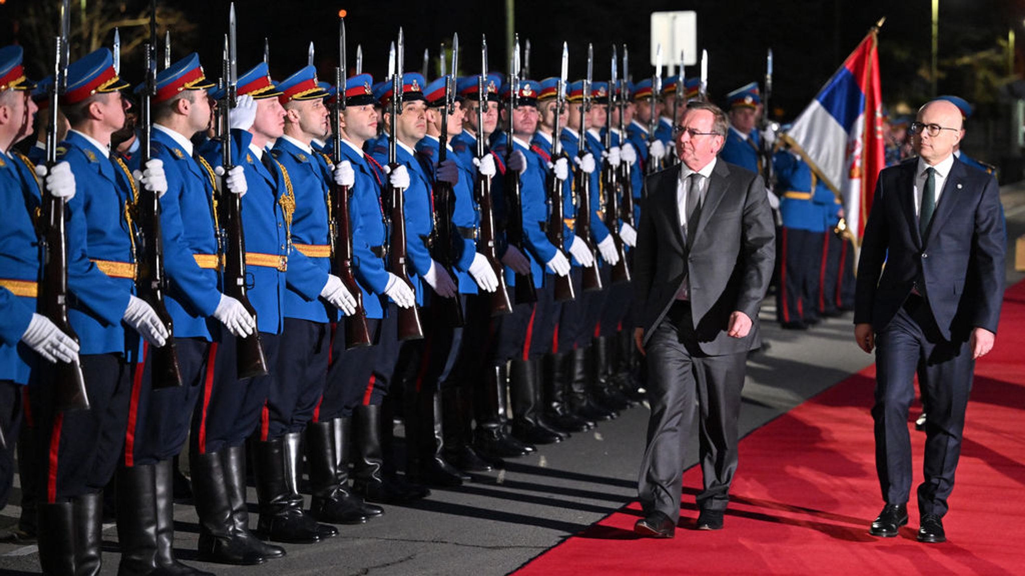 Boris Pistorius (l, SPD), Bundesminister der Verteidigung, wird von Milos Vucevic (r), Verteidigungsminister von Serbien, mit militärischen Ehren empfangen.