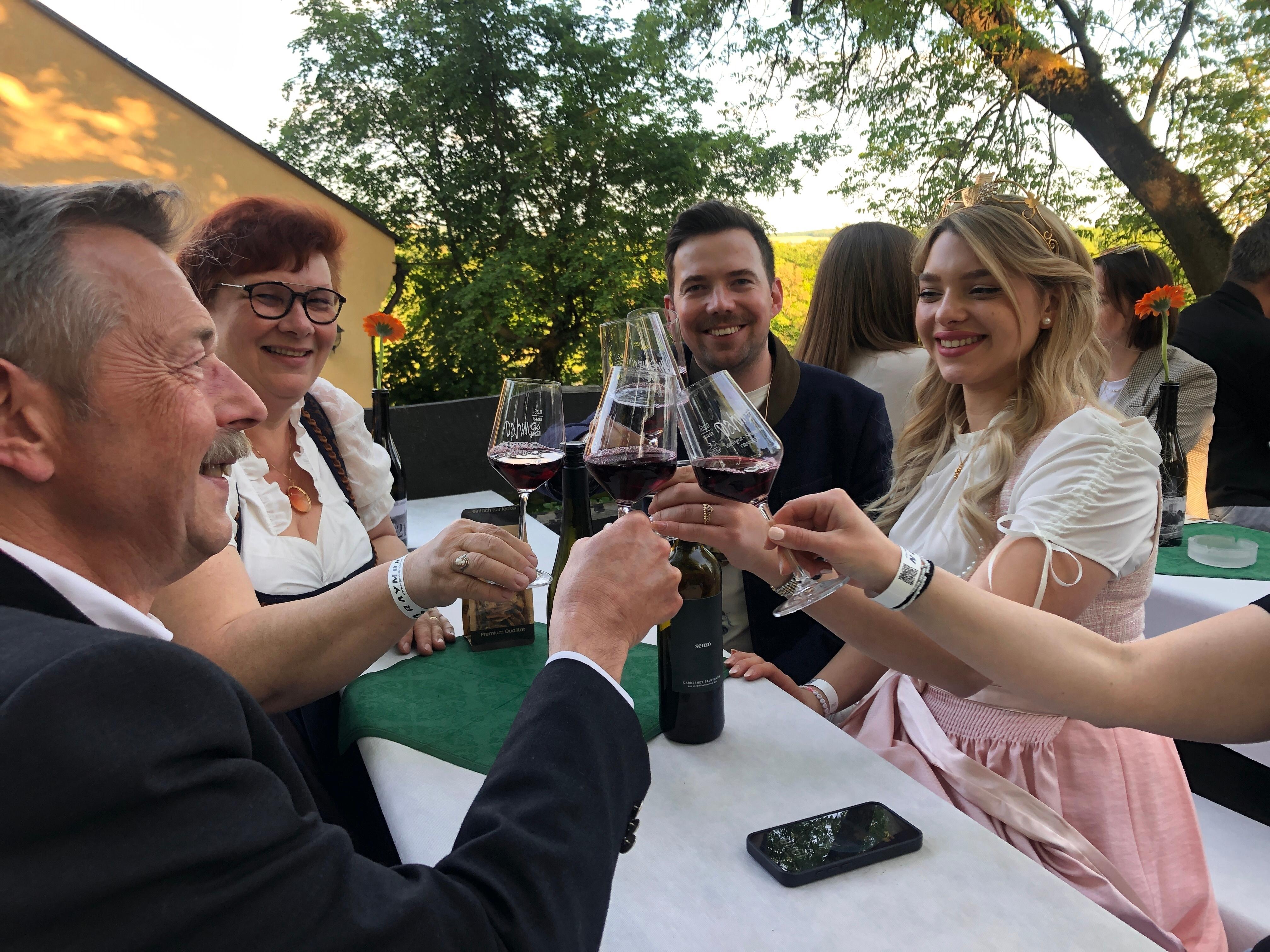 Die Schweinfurter Weinprinzessin beim ersten alkoholfreien Weinfest.