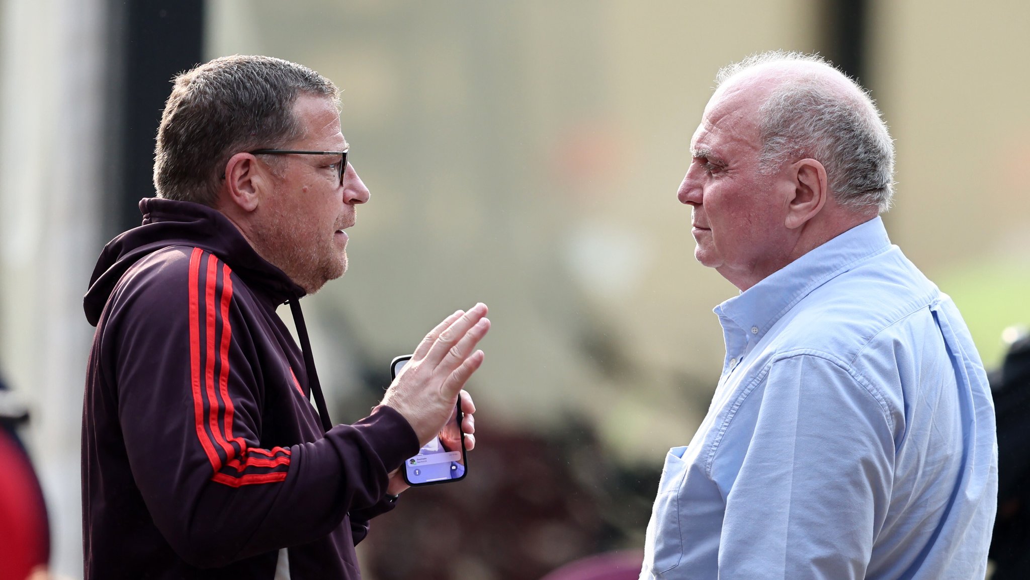 FC-Bayern-Sportvorstand Max Eberl und FCB-Ehrenpräsident Uli Hoeneß | Bild: picture-alliance/dpa FC-Bayern-Sportvorstand Max Eberl und FCB-Ehrenpräsident Uli Hoeneß
