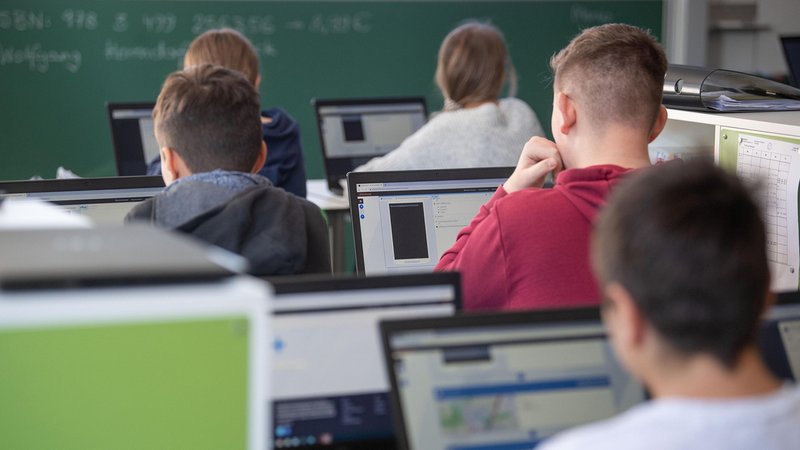 Schüler in einem Klassenzimmer arbeiten an Laptops. | Bild: picture-alliance/dpa Schüler in einem Klassenzimmer arbeiten an Laptops.