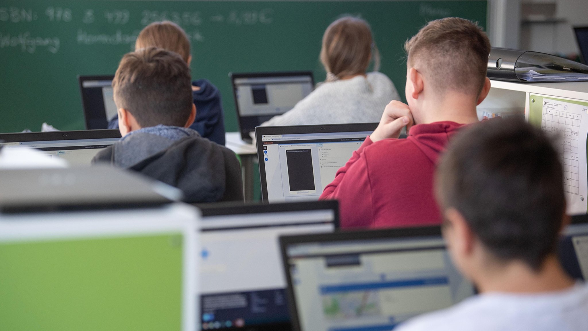 Schüler in einem Klassenzimmer arbeiten an Laptops. | Bild: picture-alliance/dpa Schüler in einem Klassenzimmer arbeiten an Laptops.