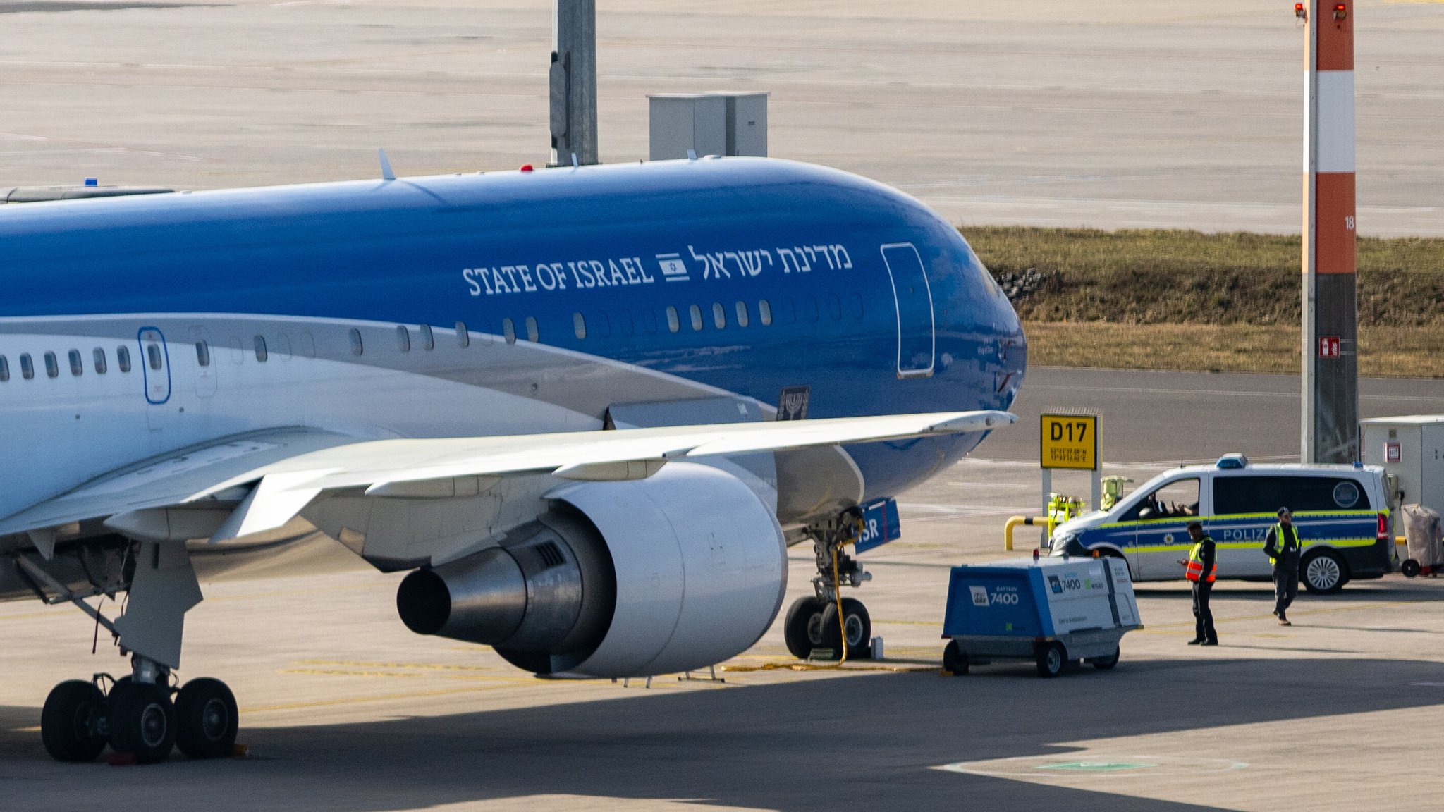 Die "Wing of Zion" auf dem Vorfeld des Flughafens Berlin-Brandenburg am vergangenen Sonntag. | Bild: picture alliance/dpa | Christophe Gateau Die "Wing of Zion" auf dem Vorfeld des Flughafens Berlin-Brandenburg am vergangenen Sonntag.