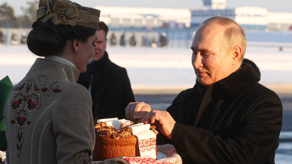 Kremlchef Putin ist zu Beratungen nach Belarus gereist. Dort wurde er mit Brot und Salz empfangen.