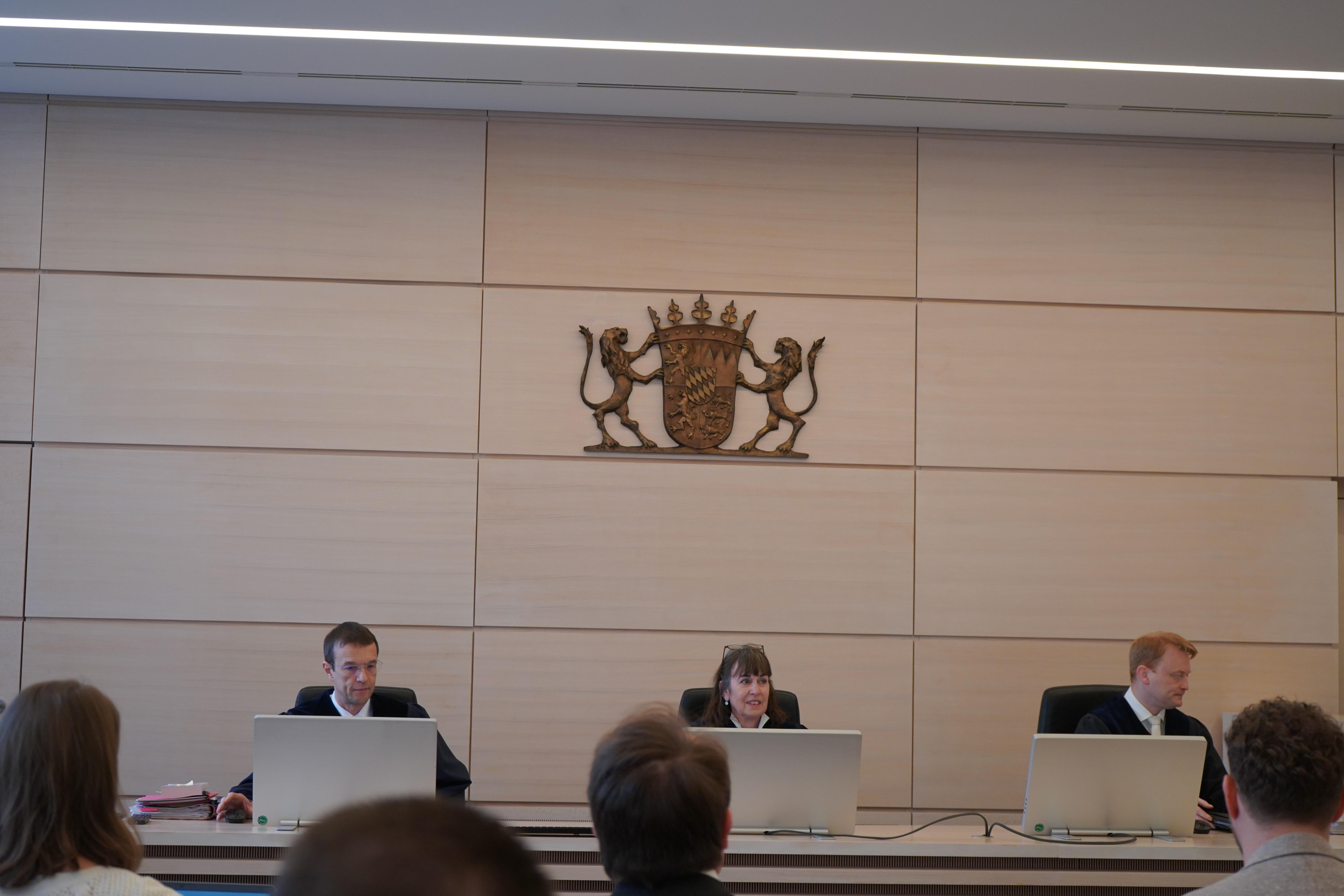 Zu sehen sind die Richter am Verwaltungsgerichtshof. 