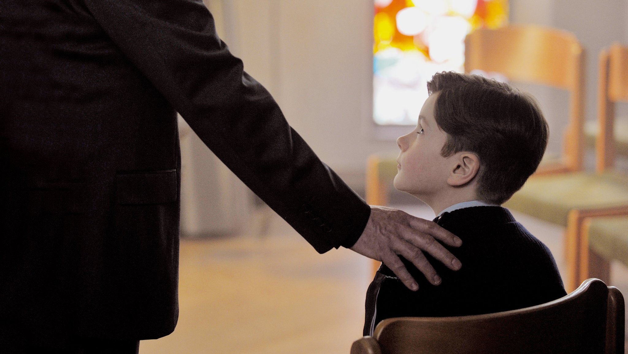 Als Kind wurde Alexandre regelmäßig von einem Priester missbraucht. Erst als Erwachsener bricht er sein Schweigen ("Gelobt sei Gott"-Filmszene).