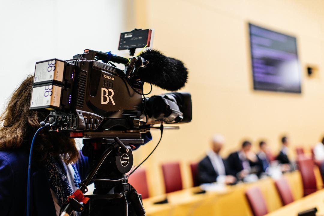 Eine Filmkamera des Bayerischen Rundfunks im Plenarsaal des Bayerischen Landtags.
