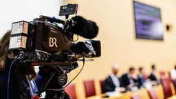 Eine Filmkamera des Bayerischen Rundfunks im Plenarsaal des Bayerischen Landtags. | Bild:BR/Johanna Schlüter