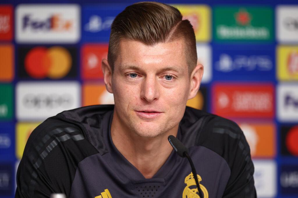 ARCHIV - 12.02.2024, Sachsen, Leipzig: Fußball: Champions League, vor dem Achtelfinal-Hinspiel RB Leipzig - Real Madrid. Reals Spieler Toni Kroos spricht in der Pressekonferenz. Ex-Weltmeister Toni Kroos wird einem Medienbericht zufolge in den kommenden Wochen eine Entscheidung über seine mögliche Rückkehr in die Fußball-Nationalmannschaft zur Heim-EM treffen. (zu dpa: «Bericht: Kroos-Entscheidung über DFB-Comeback naht») Foto: Jan Woitas/dpa +++ dpa-Bildfunk +++