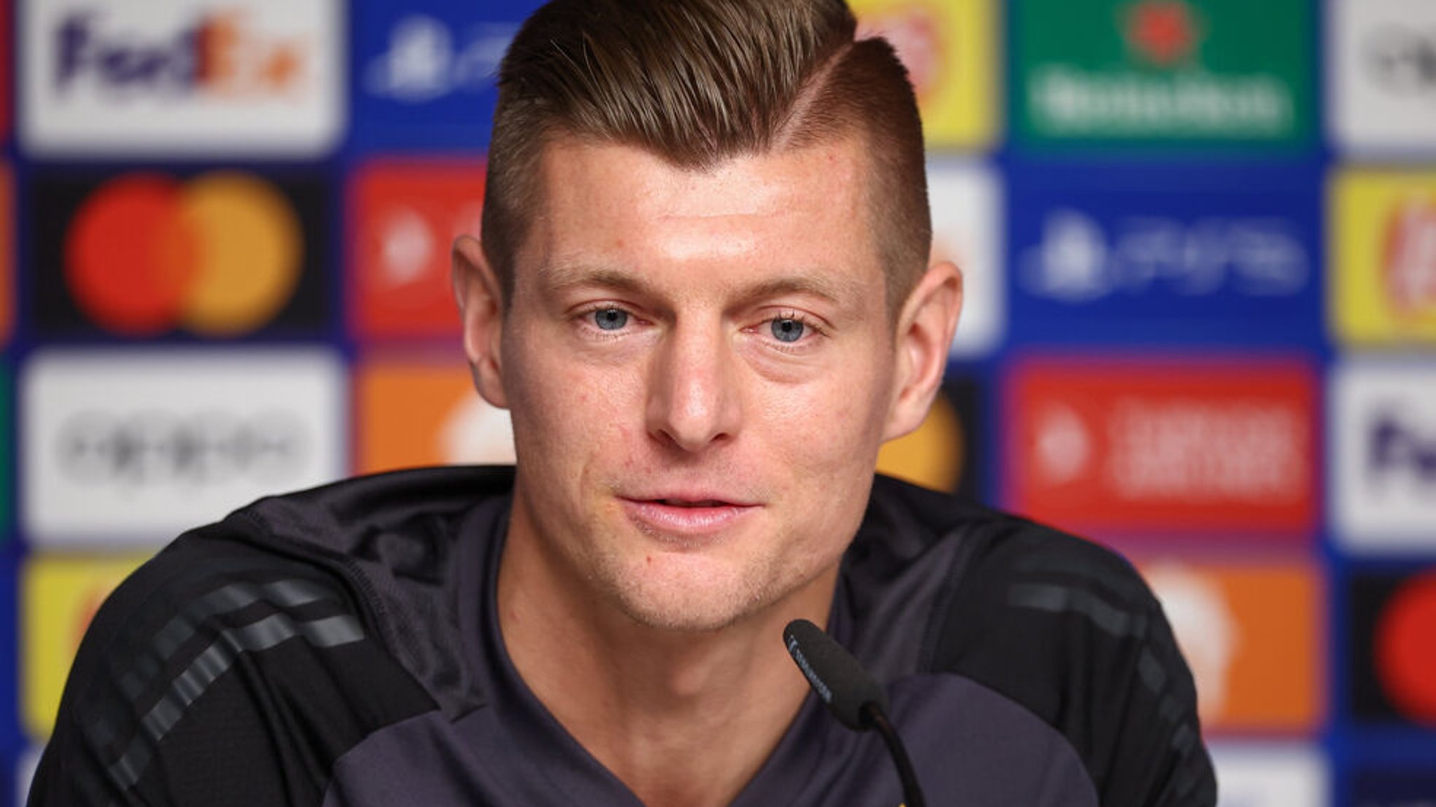 ARCHIV - 12.02.2024, Sachsen, Leipzig: Fußball: Champions League, vor dem Achtelfinal-Hinspiel RB Leipzig - Real Madrid. Reals Spieler Toni Kroos spricht in der Pressekonferenz. Ex-Weltmeister Toni Kroos wird einem Medienbericht zufolge in den kommenden Wochen eine Entscheidung über seine mögliche Rückkehr in die Fußball-Nationalmannschaft zur Heim-EM treffen. (zu dpa: «Bericht: Kroos-Entscheidung über DFB-Comeback naht») Foto: Jan Woitas/dpa +++ dpa-Bildfunk +++