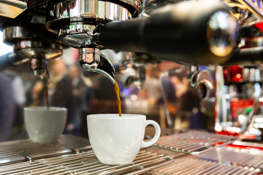 Ein Espresso läuft aus einer Espressomaschine in eine Tasse. Der schwarz-braune Espresso wird in Italien meisterlich zubereitet. Nun hat eine internationale Gruppe von Wissenschaftlern versucht, dem Geheimnis des Heißgetränks mit Mathematik und Experimenten auf die Spur zu kommen.