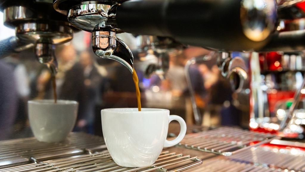 Ein Espresso läuft aus einer Espressomaschine in eine Tasse. Der schwarz-braune Espresso wird in Italien meisterlich zubereitet. Nun hat eine internationale Gruppe von Wissenschaftlern versucht, dem Geheimnis des Heißgetränks mit Mathematik und Experimenten auf die Spur zu kommen.