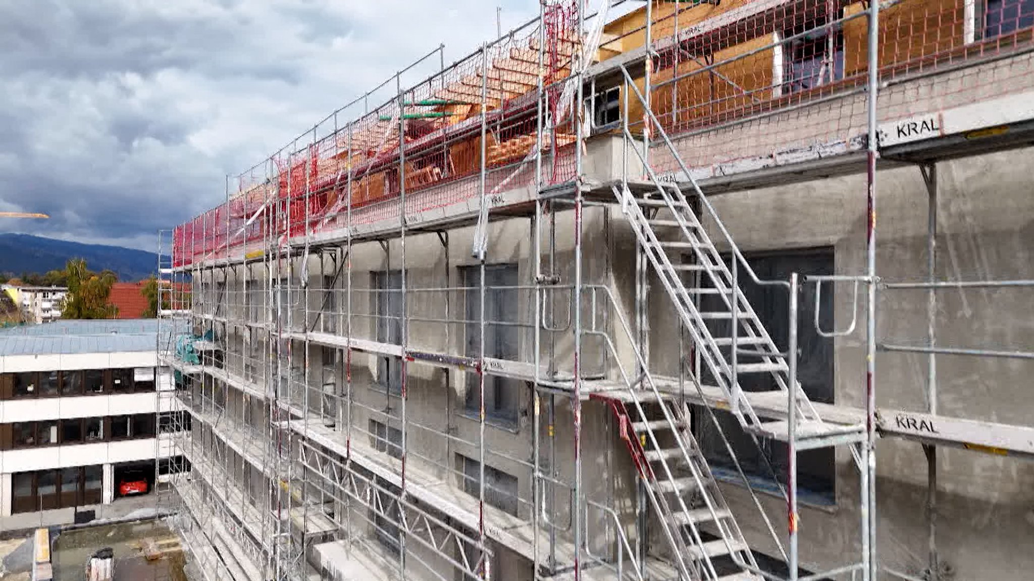 Bayerns Städte und Gemeinden klagen immer wieder über zu viele Vorschriften und Auflagen - etwa beim Wohnungsbau. | Bild: Bayerischer Rundfunk 2025 Bayerns Städte und Gemeinden klagen immer wieder über zu viele Vorschriften und Auflagen - etwa beim Wohnungsbau.