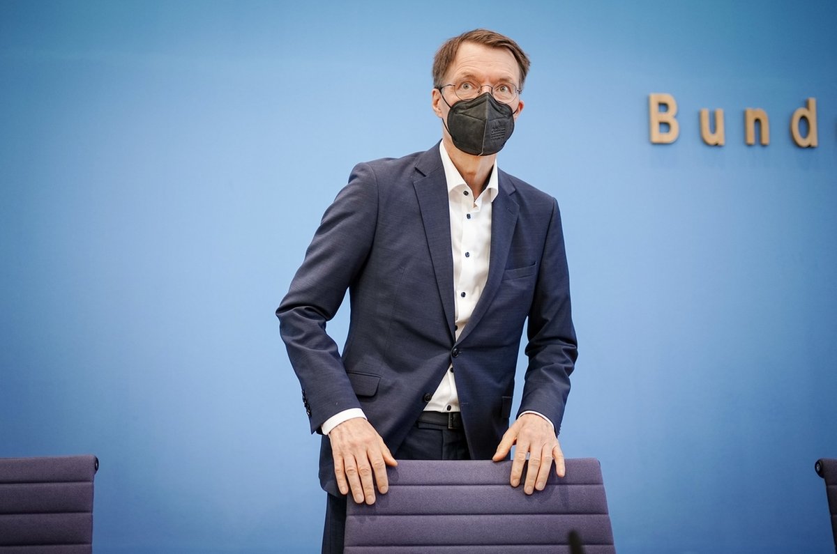 12.08.2022, Berlin: Karl Lauterbach (SPD), Bundesminister für Gesundheit, gibt eine Pressekonferenz zur Corona-Lage. Foto: Kay Nietfeld/dpa +++ dpa-Bildfunk +++