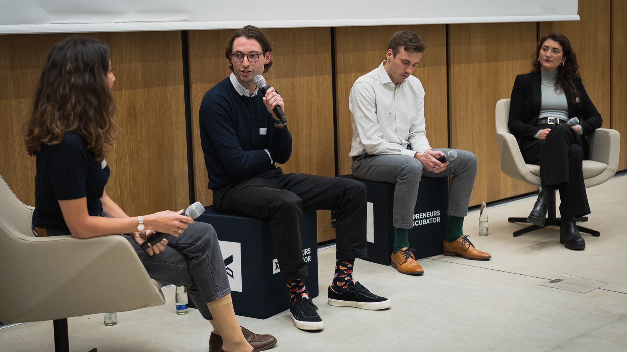 Investor Adrian Friederich (2. v.l.) spricht beim Münchner "Agri Food Demo Day" auf einem Panel.