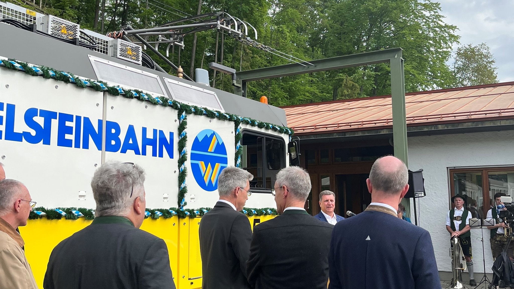 Festakt im Talbahnhof, mit Reden, Gästen und Musik, direkt neben der neuen Lok. Mit dabei auch Verkehrsminister Christian Bernreiter.