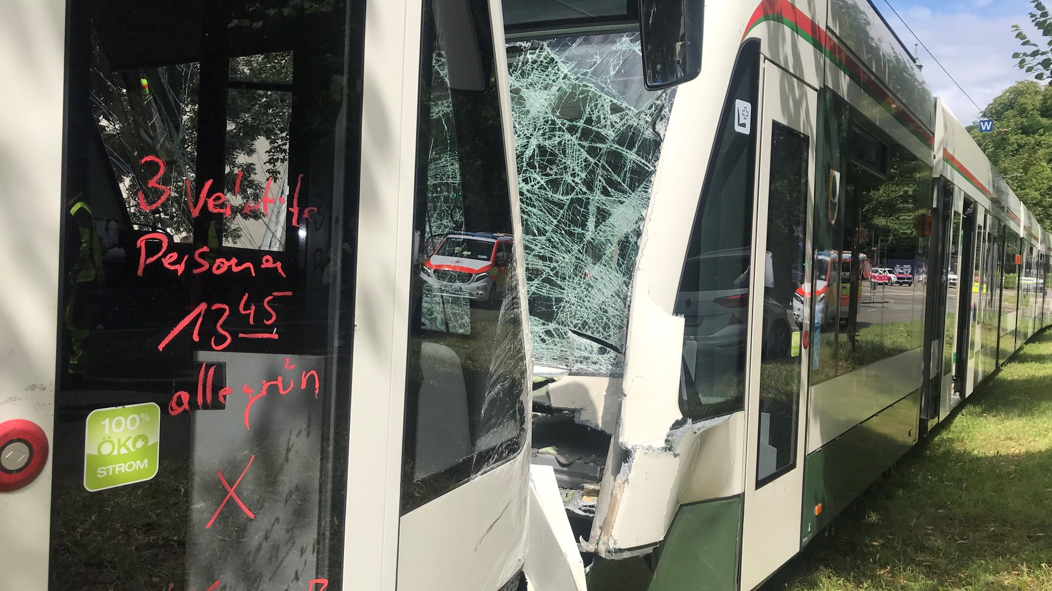 Die beiden Trambahnen sind nach dem Zusammenstoß schwer beschädigt, 20 Menschen wurden bei dem Unfall verletzt.