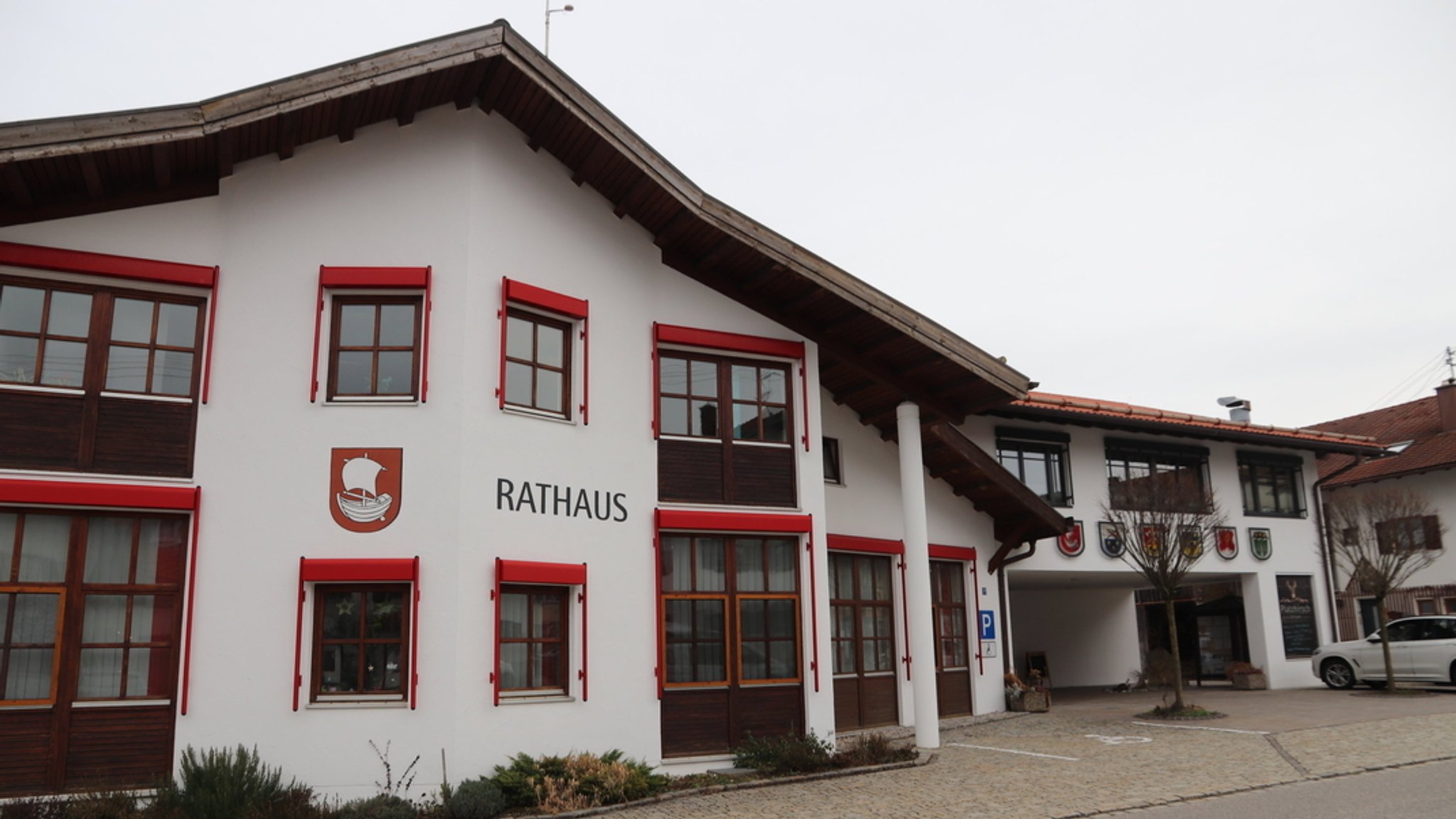 Das Rathaus von Seeg im Allgäu. Wegen Betrugsverdachts in Millionenhöhe sind der Bürgermeister von Seeg im Allgäu und der Leiter eines Pflegeheims festgenommen worden. 