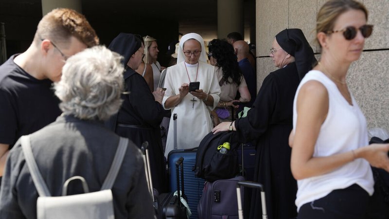 17.06.2025, Israel, Tel Aviv: Nonnen (M) sind unter den Bürgern Polens und Österreichs, die sich vor einem Hotel versammeln, um angesichts der schweren Angriffe des Iran auf Israel evakuiert zu werden. Foto: Baz Ratner/AP/dpa +++ dpa-Bildfunk +++ | Bild: dpa-Bildfunk/Baz Ratner 17.06.2025, Israel, Tel Aviv: Nonnen (M) sind unter den Bürgern Polens und Österreichs, die sich vor einem Hotel versammeln, um angesichts der schweren Angriffe des Iran auf Israel evakuiert zu werden. Foto: Baz Ratner/AP/dpa +++ dpa-Bildfunk +++
