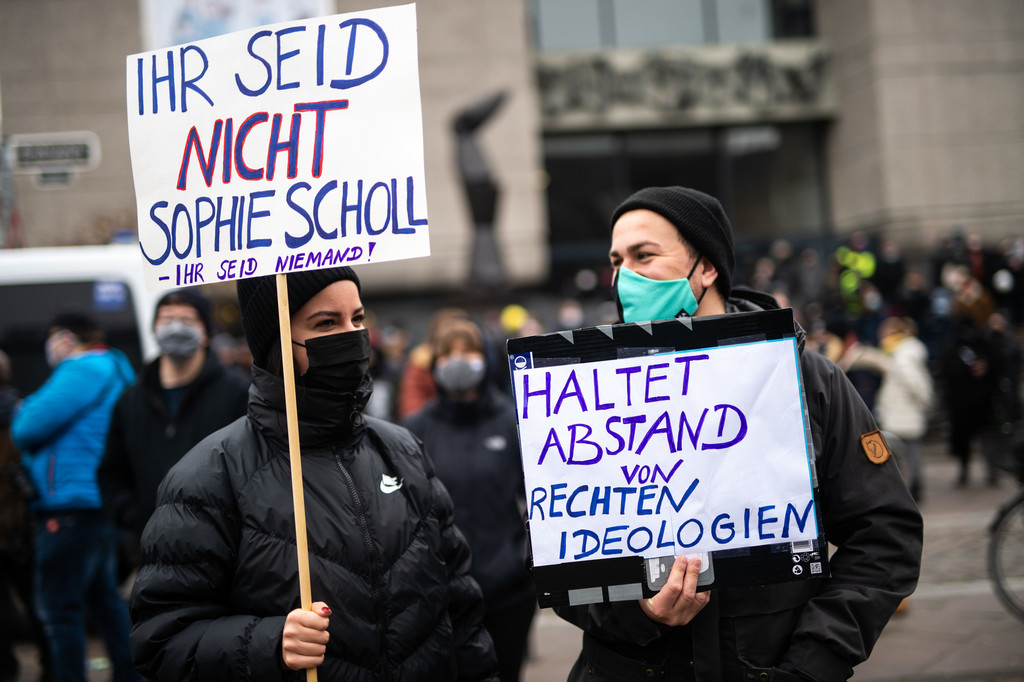 "Ihr seid nicht Sophie Scholl", seht auf dem Schild der Teilnehmerin einer Gegendemo in Düsseldorf.