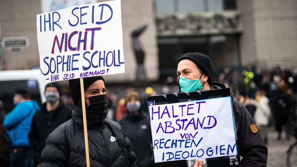 "Ihr seid nicht Sophie Scholl", seht auf dem Schild der Teilnehmerin einer Gegendemo in Düsseldorf.