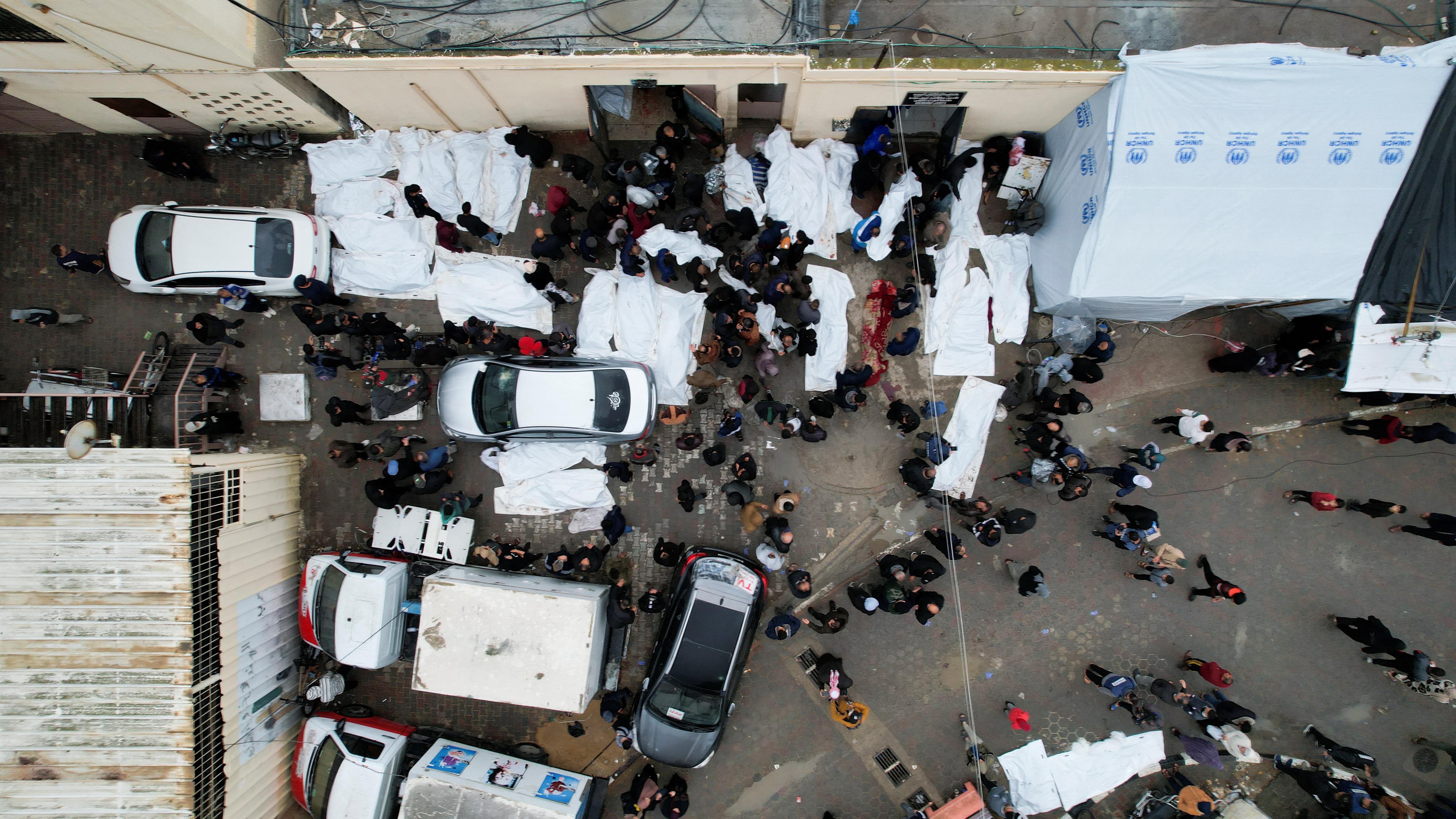 Palästinenser betrauern die Opfer israelischer Angriffe im Gazastreifen (Archivbild: 25.12.2023).