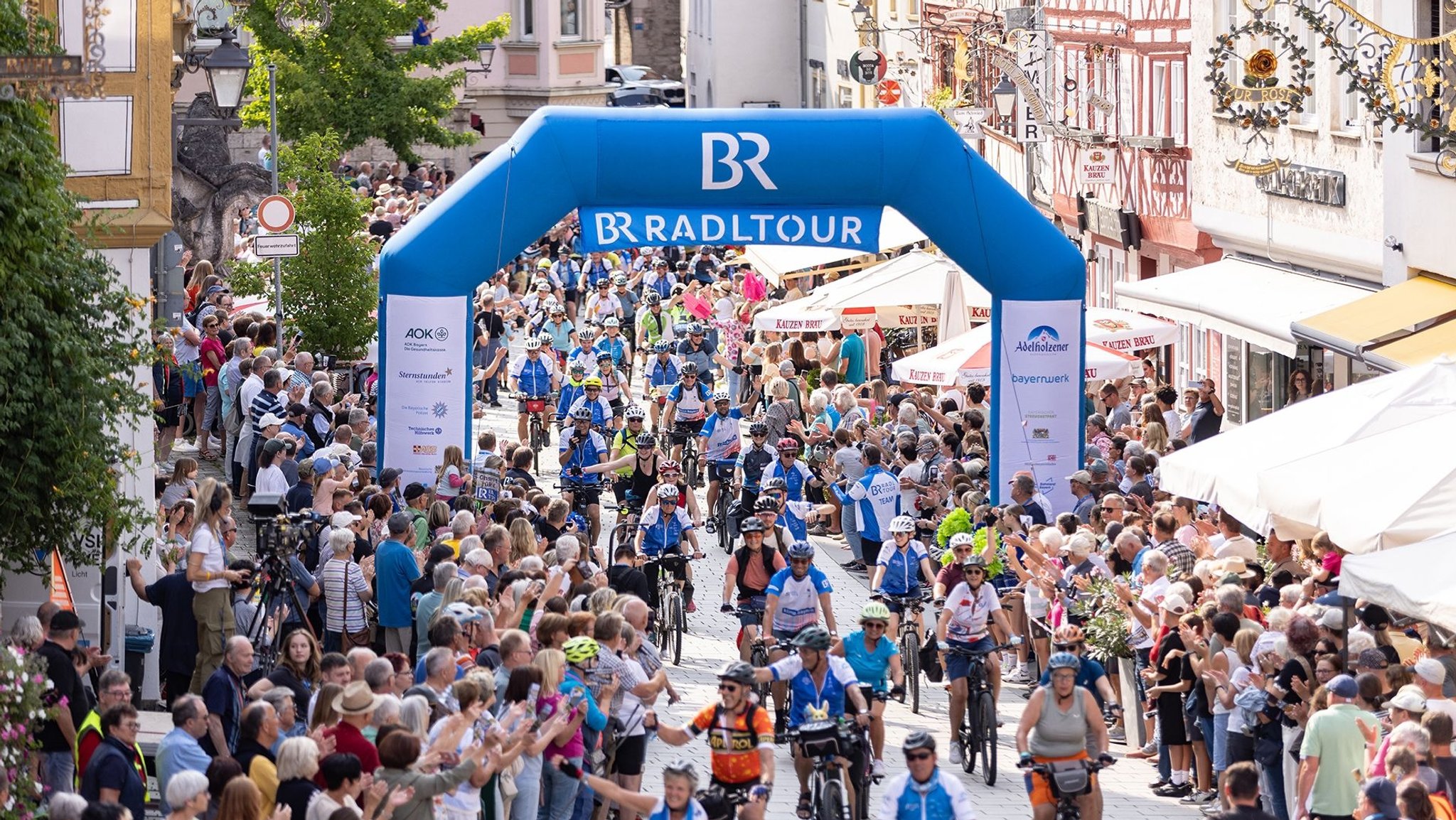 Zieleinfahrt der 4. Etappe der BR-Radltour in Ochsenfurt