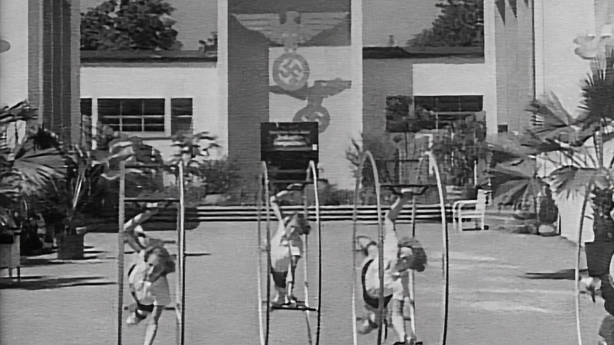 (Archivbild) Turnerinnen in Rhön-Rädern vor Reichsadler mit Hakenkreuz. Erfinder Feick war gegen die Nutzung des Rads zu Propagandazwecken. | Bild: Critical History (zur Verfügung gestellt von Andreas Brauner) (Archivbild) Turnerinnen in Rhön-Rädern vor Reichsadler mit Hakenkreuz. Erfinder Feick war gegen die Nutzung des Rads zu Propagandazwecken.