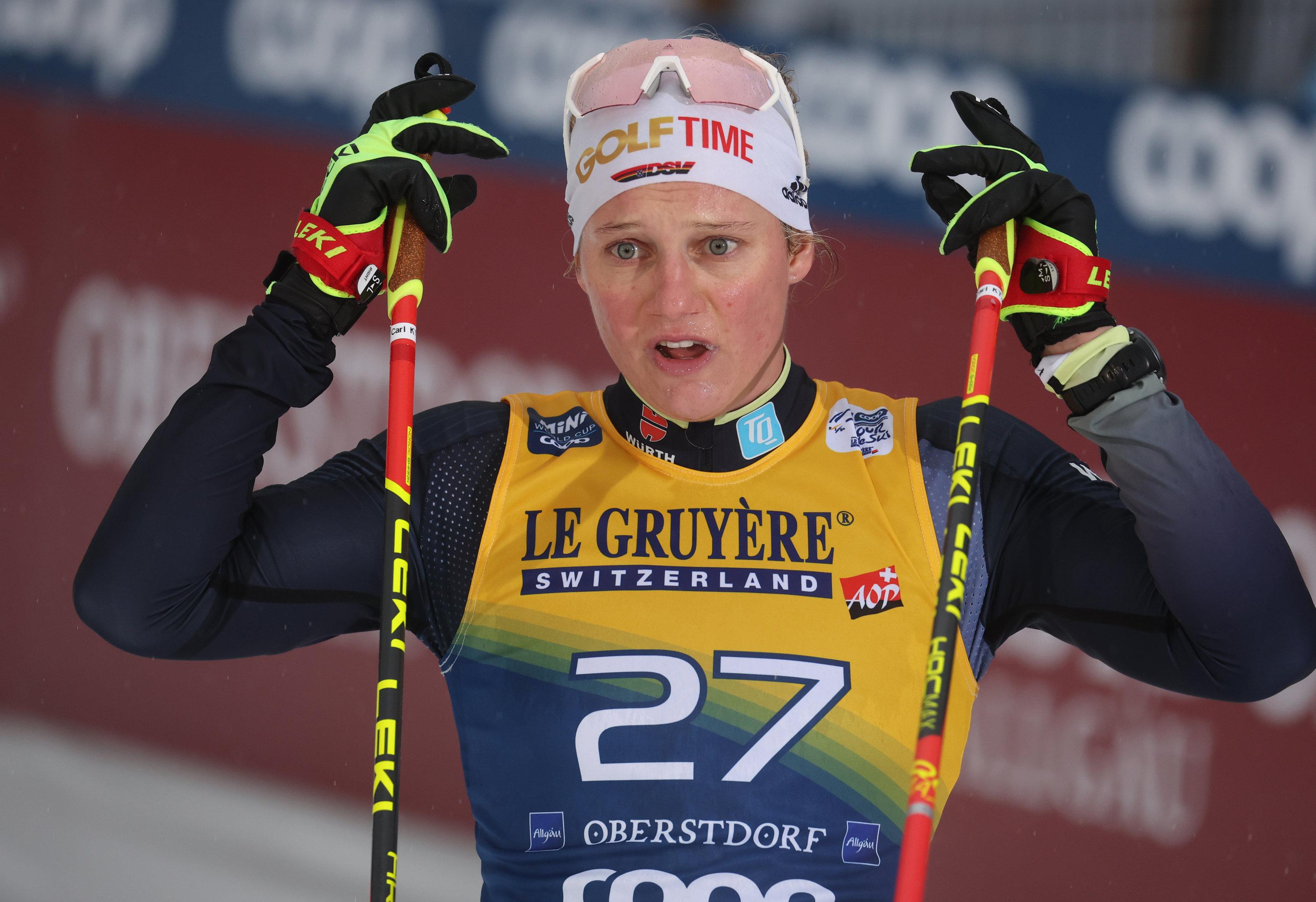 ARCHIV - 03.01.2023, Bayern, Oberstdorf: Ski nordisch/Langlauf: Weltcup, Tour de Ski , 10 km klassisch, Frauen. Victoria Carl aus Deutschland steht im Ziel. In Toblach wurde sie zweimal Zweite. Victoria Carl wartet auf das Urteil in ihrem Dopingfall.  