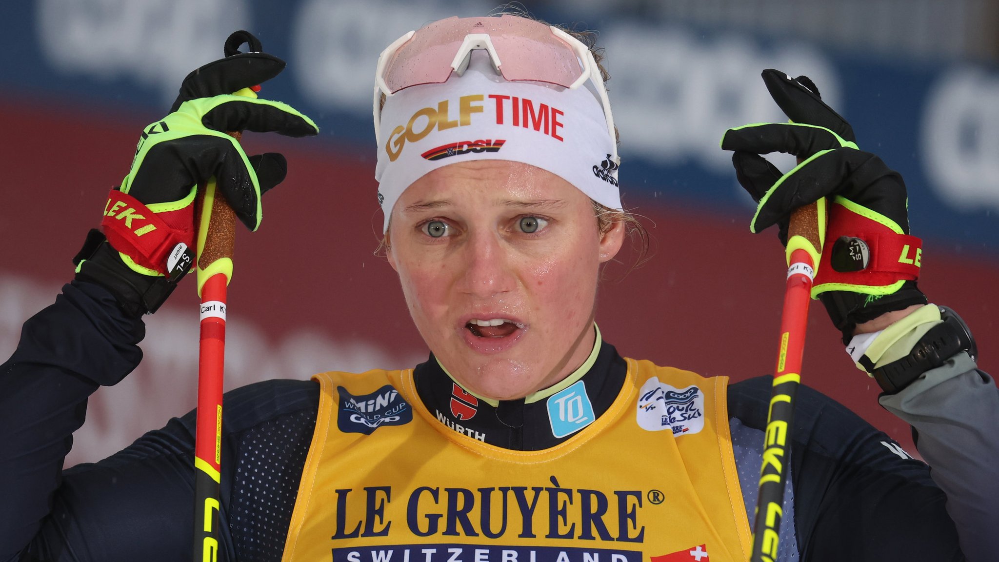 ARCHIV - 03.01.2023, Bayern, Oberstdorf: Ski nordisch/Langlauf: Weltcup, Tour de Ski , 10 km klassisch, Frauen. Victoria Carl aus Deutschland steht im Ziel. In Toblach wurde sie zweimal Zweite. Victoria Carl wartet auf das Urteil in ihrem Dopingfall.  