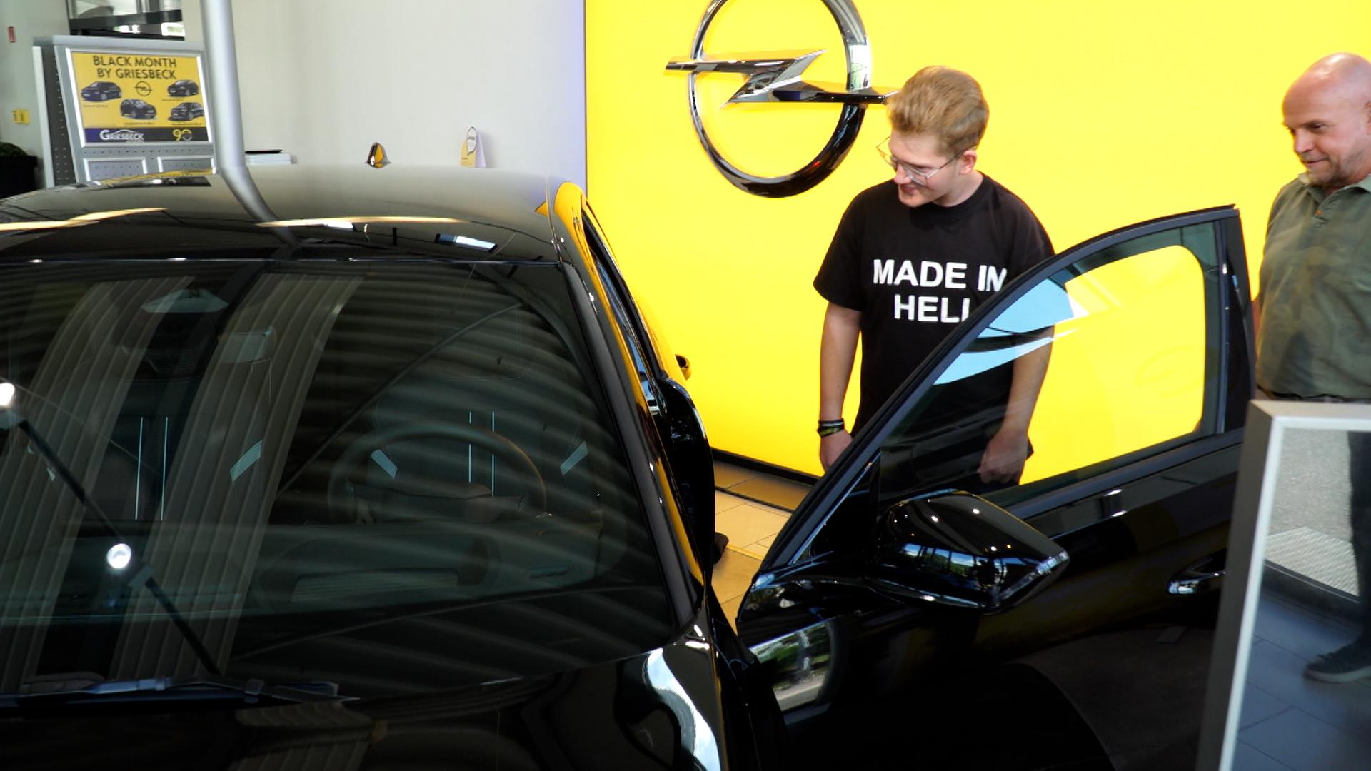 Johannes Altmann mit seinem neuen Auto