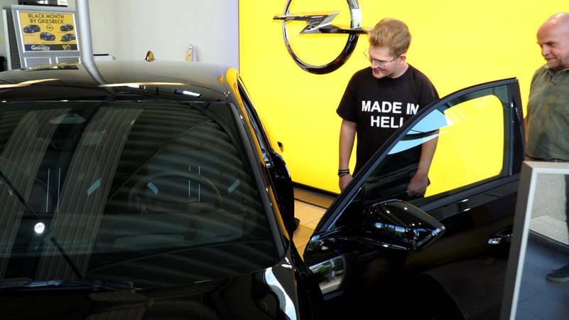 Johannes Altmann mit seinem neuen Auto | Bild: BR/Christian Riedl Johannes Altmann mit seinem neuen Auto