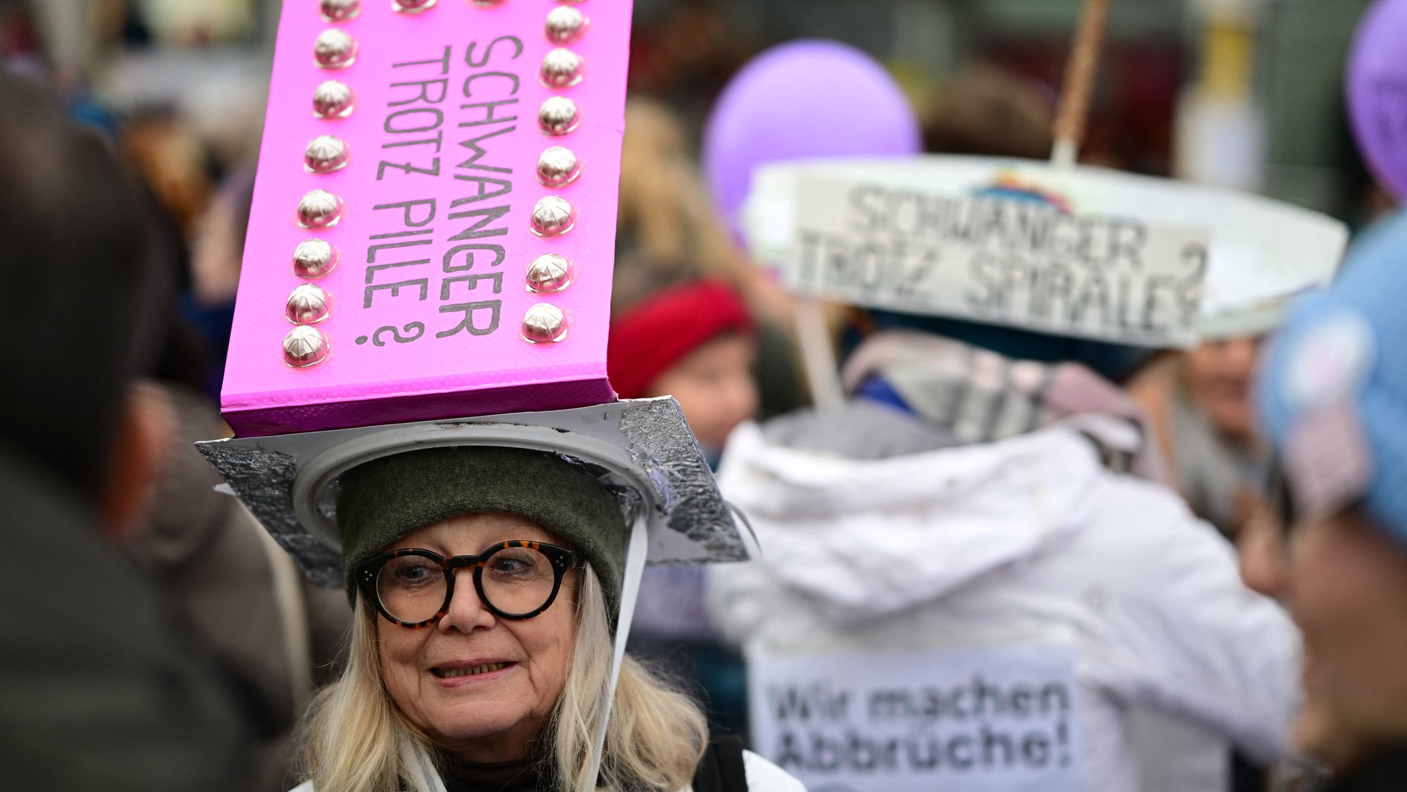 Frauen mit Kopfbedeckungen mit der Aufschrift "Schwanger trotz Anti-Baby-Pille?" (L) und "Schwanger trotz Anti-Baby-Pille?" demonstrieren am 7. Dezember 2024 in Berlin für die Legalisierung des Schwangerschaftsabbruchs. Deutsche Aktivisten drängen auf eine Reform, um die rechtlichen Hürden für Frauen, die eine Abtreibung vornehmen lassen wollen, zu beseitigen. Die Emotionen zu diesem Thema kochen vor den vorgezogenen Wahlen in Deutschland hoch. 