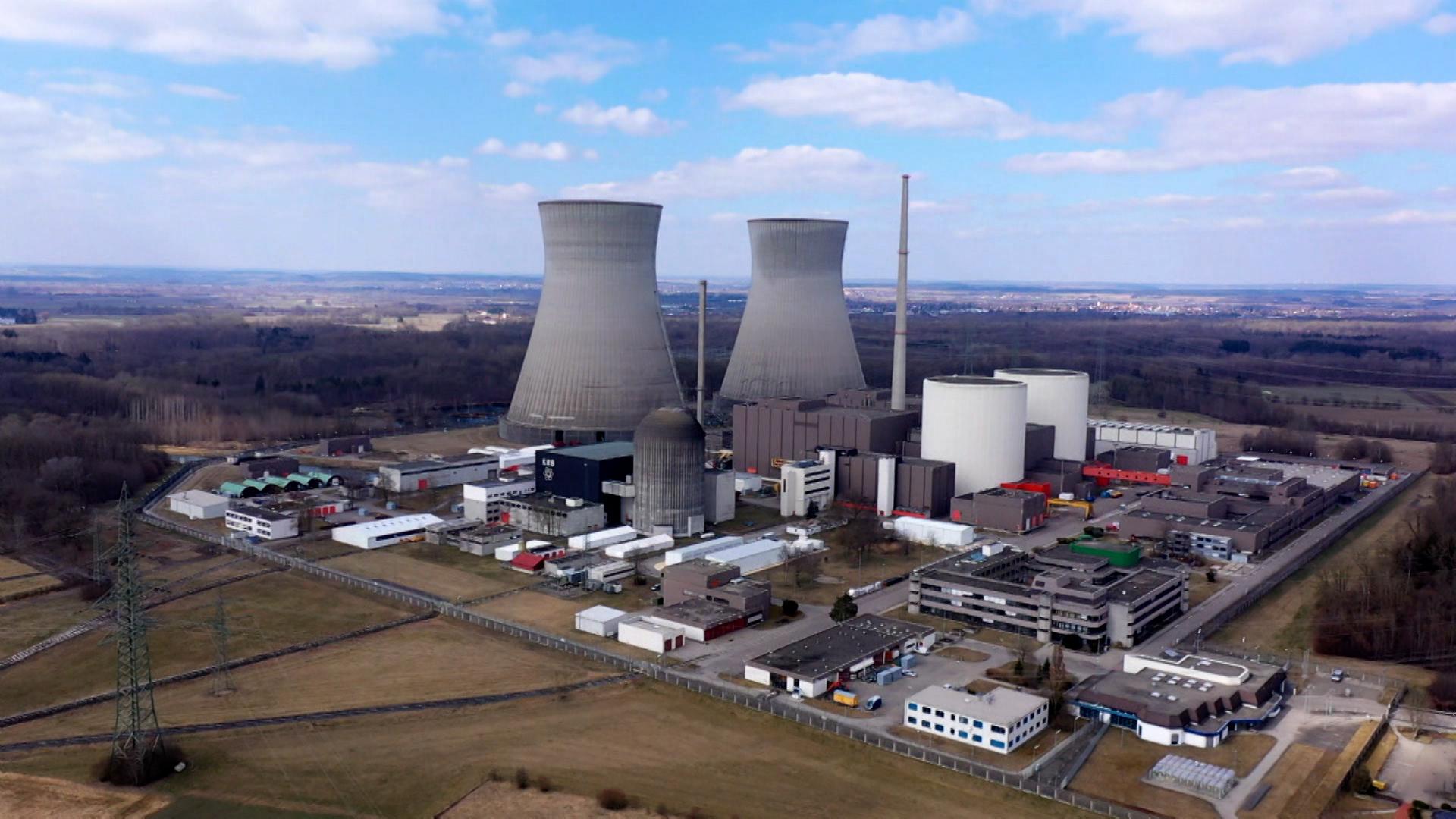Das Atomkraftwerk in Gundremmingen von schräg oben, die beiden gigantischen Kühltürme ragen in den Himmel auf.
