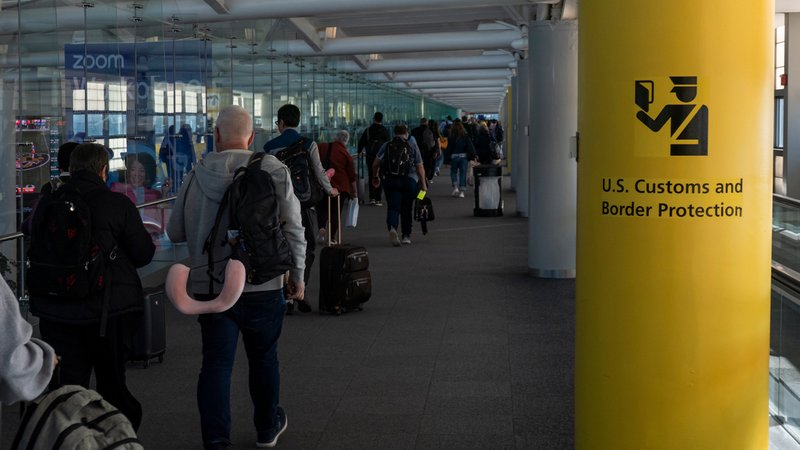 US-Abschiebehaft: Deutsche Reisehinweise jetzt mit neuer Info | Bild: picture alliance / NurPhoto | Nicolas Economou US-Abschiebehaft: Deutsche Reisehinweise jetzt mit neuer Info