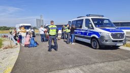 Die Bundespolizei kontrolliert am Dienstag in Niederbayern einen Lieferwagen mit über 40 Geflüchteten an Bord. | Bild:zema-medien