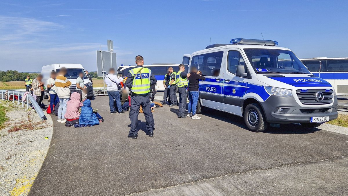Die Bundespolizei kontrolliert am Dienstag in Niederbayern einen Lieferwagen mit über 40 Geflüchteten an Bord.