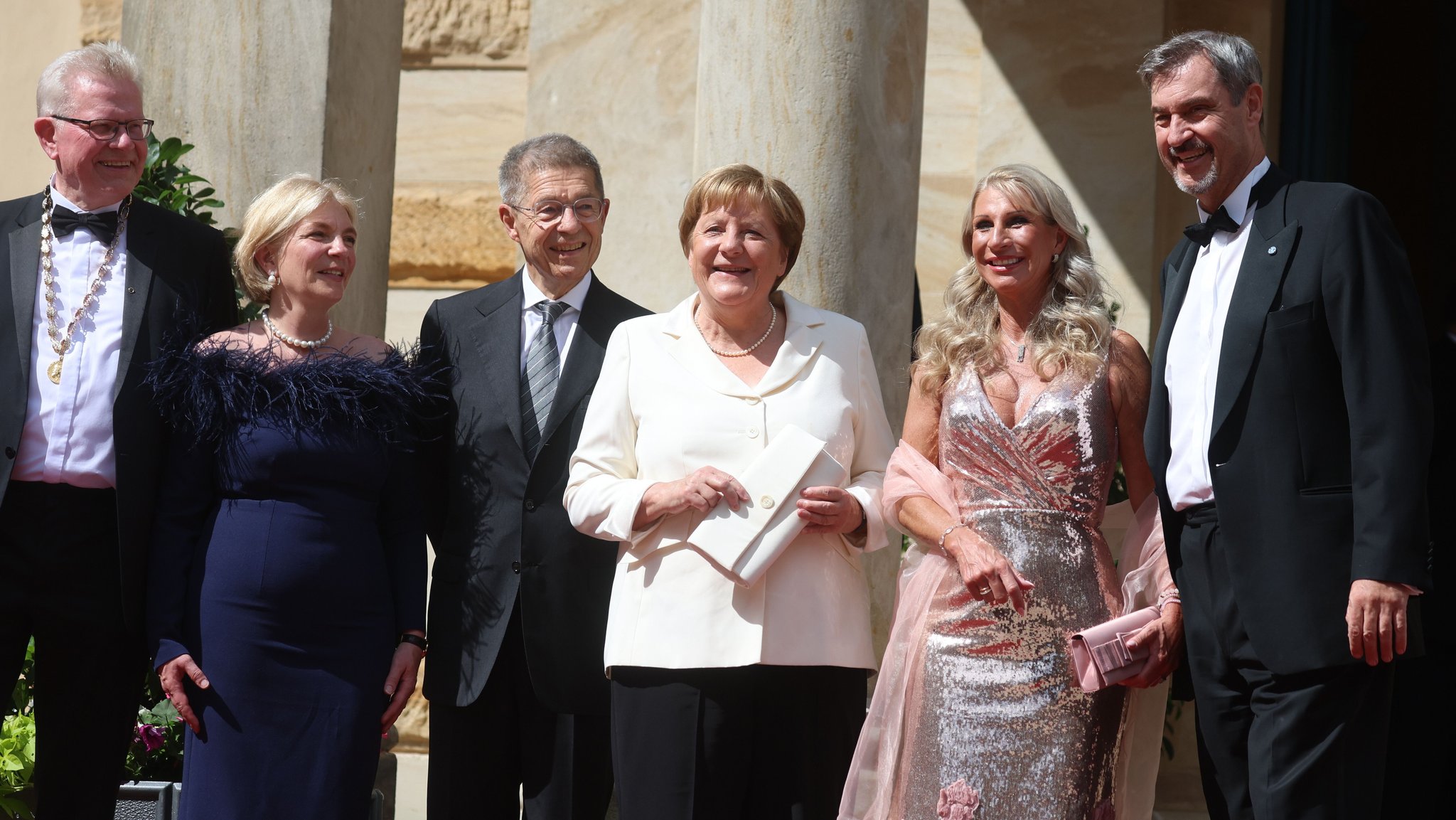 Thomas Ebersberger (CSU, l), Bürgermeister von Bayreuth und seine Frau Stefanie Hellbach, Joachim Sauer, Angela Merkel (CDU), ehemalige Bundeskanzlerin, Karin Baumüller-Söder und Markus Söder (CSU), Ministerpräsident von Bayern, kommen zur Eröffnung der Bayreuther Festspiele | Bild: picture alliance/dpa | Karl-Josef Hildenbrand Thomas Ebersberger (CSU, l), Bürgermeister von Bayreuth und seine Frau Stefanie Hellbach, Joachim Sauer, Angela Merkel (CDU), ehemalige Bundeskanzlerin, Karin Baumüller-Söder und Markus Söder (CSU), Ministerpräsident von Bayern, kommen zur Eröffnung der Bayreuther Festspiele