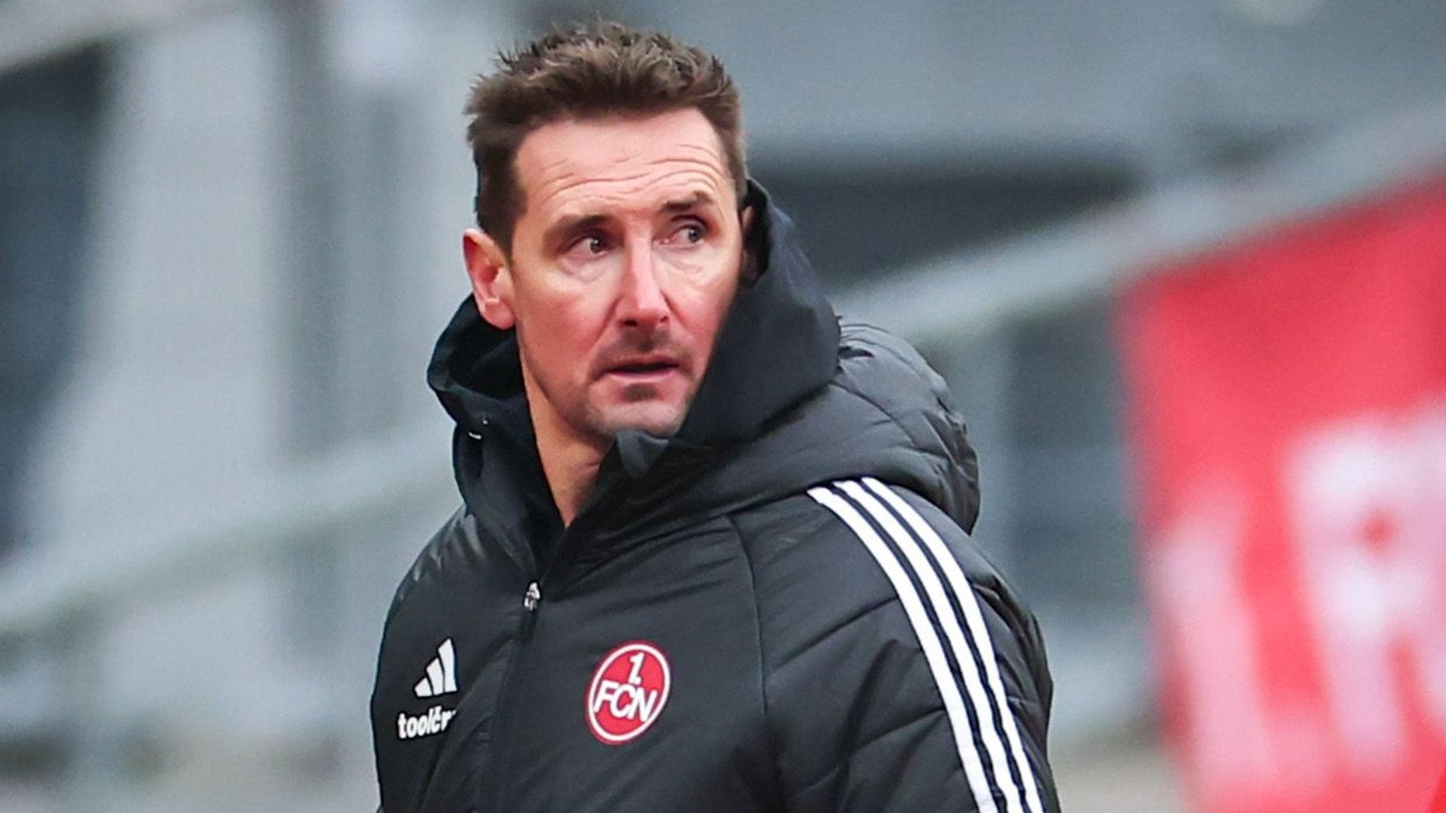 17.01.2026, Bayern, Nürnberg: Fußball: 2. Bundesliga, 1. FC Nürnberg - SV Elversberg, 18. Spieltag im Max-Morlock-Stadion. Trainer Miroslav Klose (1. FC Nürnberg) verlässt nach einer roten Karte den Innenraum des Stadions. Foto: Daniel Karmann/dpa - WICHTIGER HINWEIS: Gemäß den Vorgaben der DFL Deutsche Fußball Liga bzw. des DFB Deutscher Fußball-Bund ist es untersagt, in dem Stadion und/oder vom Spiel angefertigte Fotoaufnahmen in Form von Sequenzbildern und/oder videoähnlichen Fotostrecken zu verwerten bzw. verwerten zu lassen. +++ dpa-Bildfunk +++ | Bild: dpa-Bildfunk/Daniel Karmann 17.01.2026, Bayern, Nürnberg: Fußball: 2. Bundesliga, 1. FC Nürnberg - SV Elversberg, 18. Spieltag im Max-Morlock-Stadion. Trainer Miroslav Klose (1. FC Nürnberg) verlässt nach einer roten Karte den Innenraum des Stadions. Foto: Daniel Karmann/dpa - WICHTIGER HINWEIS: Gemäß den Vorgaben der DFL Deutsche Fußball Liga bzw. des DFB Deutscher Fußball-Bund ist es untersagt, in dem Stadion und/oder vom Spiel angefertigte Fotoaufnahmen in Form von Sequenzbildern und/oder videoähnlichen Fotostrecken zu verwerten bzw. verwerten zu lassen. +++ dpa-Bildfunk +++