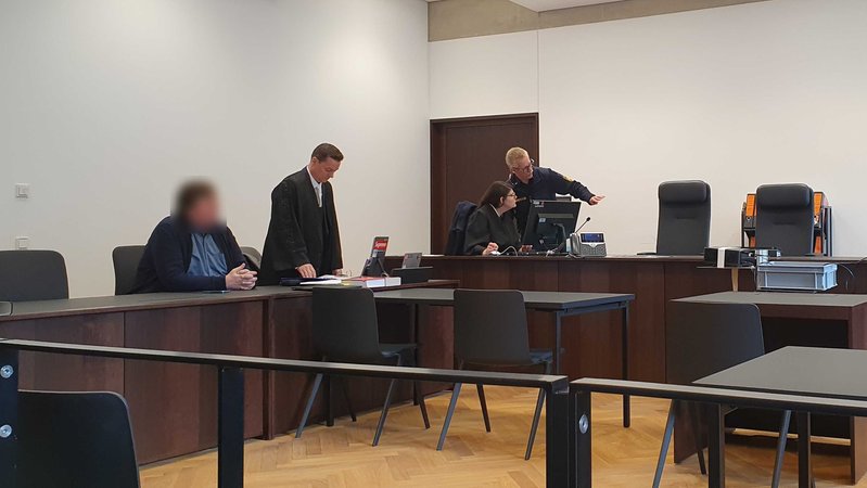 Der Angeklagte, sein Verteidiger und weitere Personen befinden sich in einem Gerichtssaal. | Bild: BR/Küffner Der Angeklagte, sein Verteidiger und weitere Personen befinden sich in einem Gerichtssaal.