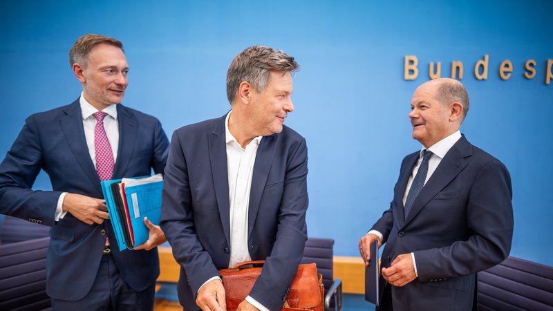 Die Ampel-Partner Lindner (l.), Habeck (m.) und Scholz | Bild: picture alliance/dpa | Michael Kappeler Die Ampel-Partner Lindner (l.), Habeck (m.) und Scholz