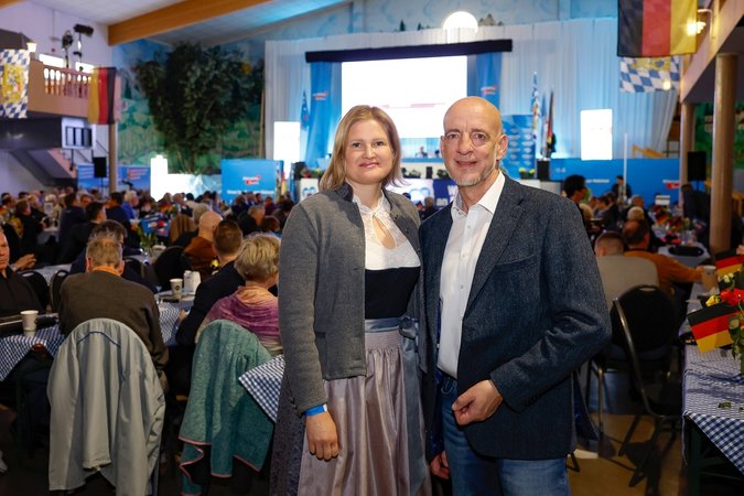 Katrin Ebner-Steiner und Martin Böhm , beide Landtagsabgeordnete der AfD, wurden von der AfD Bayern als Spitzenkandidaten-Duo für die Landtagswahl am 8. Oktober gewählt. 