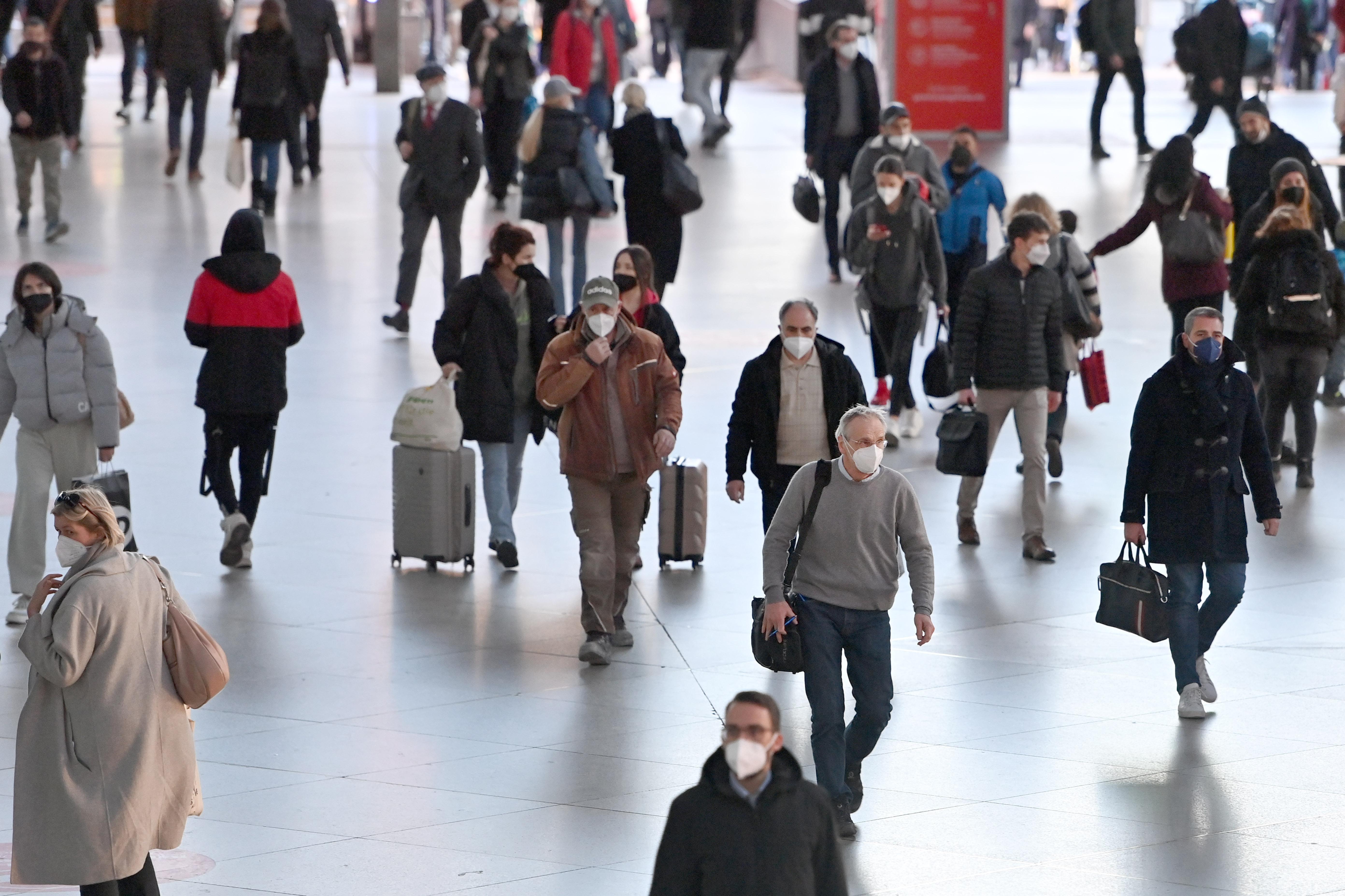 Bahnreisende, Menschen, Passanten, Personen in der Ankunftshalle am Hauptbahnhof München am 14.03.2022.