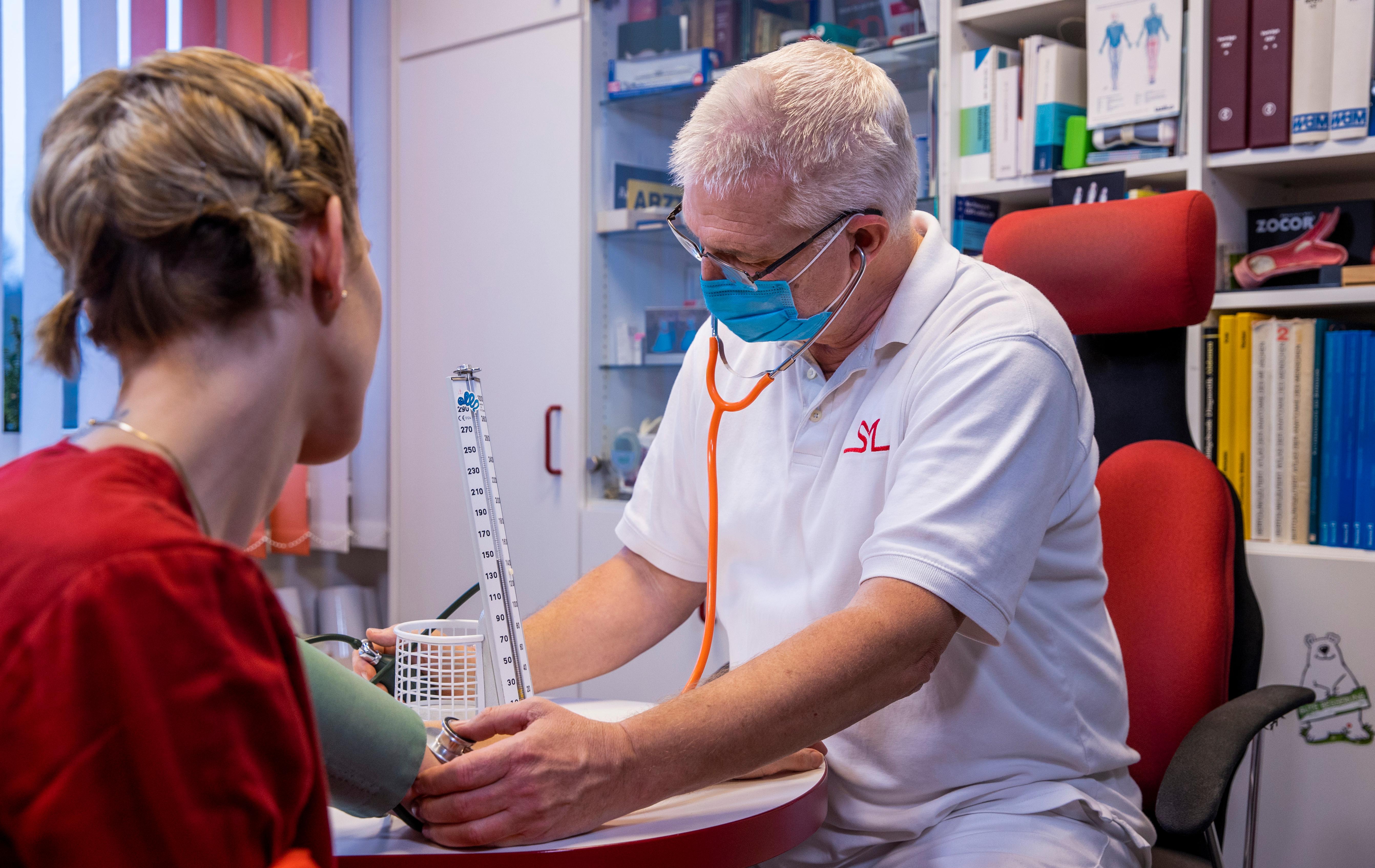 Patientin beim Hausarzt (Symbolbild)