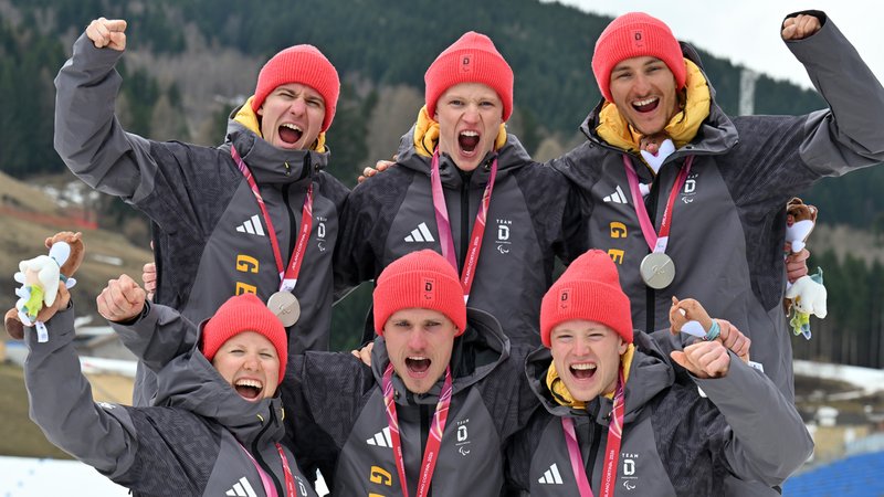 Jubel Langlauf-Staffel nach Silber | Bild: picture-alliance/dpa Jubel Langlauf-Staffel nach Silber