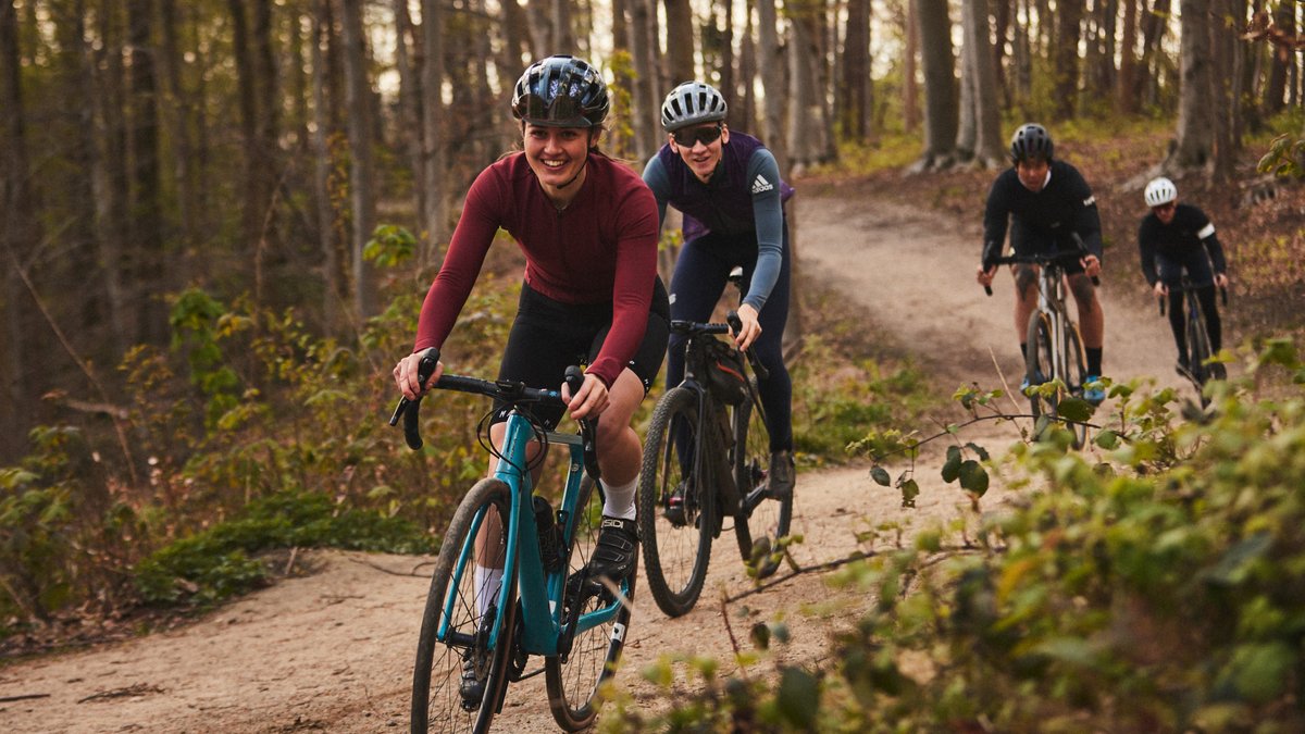 Gravelbikes sind eine Mischung aus Rennrad und Mountainbike und sind einer der Trends auf dem Radmarkt